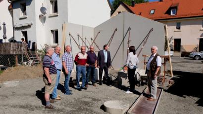 Bild: le
Eine Bauüberwachung stand in der gemeinsamen Sitzung von Vorstand und Aufsichtsrat des Bauvereins auf der Tagesordnung, wie hieran der Baustelle in Plankenhammer