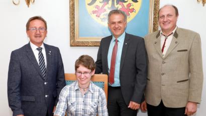 Bild: njn
Die dreifache Weltmeisterin Kerstin Schmidt trug sich im Rathaus in Anwesenheit von Bürgermeister Hans Donko, dem stellvertretenden Landrat Roland Grillmeier und Schützenvereinsvorsitzenden Bernhard Wenning in das Goldene Buch der Stadt Erbendorf ein.