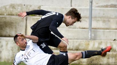 Bild: Hubert Ziegler
Immer fair in der Abwehr: Oliver Gorgiev (links) von der DJK Gebenbach musste in seiner gesamten Karriere nur ein einziges Mal frühzeitig zum Duschen. Das krasse Gegenteil ist der 31-jährige Johannes Bechmann, Neuverpflichtung des FC Sand. Bechmann flog bereits 22 Mal vom Platz.