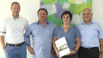 Bild: Hirsch
Vorsitzender Alois Hagl (rechts), Geschäftsführer Christian Meyer und Hotelier Hubert Obendorfer (von links) überreichten Agnes Ziegler (Zweite von rechts) den ersten Preis des Gewinnspiels "aufgePASSt" .