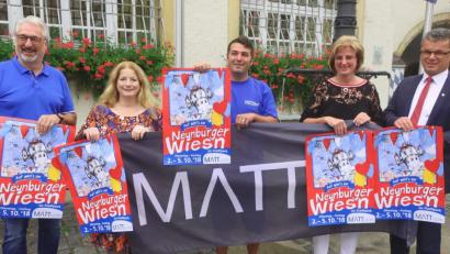 Bild: Hirsch
Werner Dietrich, Barbara Schmid, Daniel Feuerer, Martina Dorrer und Martin Birner (von links) werben für die „Neunburger Wies`n“.