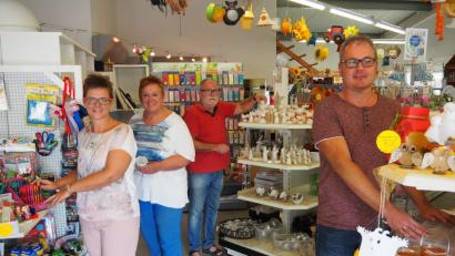 Bild: Bühner
Die ganze Familie legt Hand bei der Prell GmbH in Luhe-Wildenau Hand an (von links): Nadine Puff, Sybille Prell, Werner Prell und Thomas Puff.