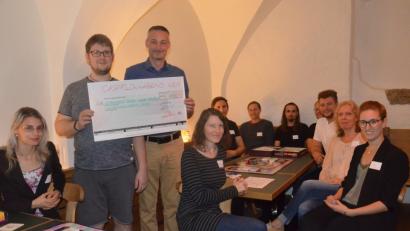 Bild: Kunz
Matthias Östreicher (Dritter von links) hat es bereits geschafft, was die anderen Spieler noch anstreben: finanzielle Freiheit. Der Erlös der Cashflow-Abende wird regelmäßig gespendet, wie auch am Mittwoch.