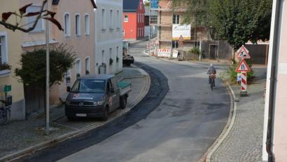 Bild: jr
Nach den Asphaltierungsarbeiten am Donnerstag ist die Ortsdurchfahrt wieder offen.