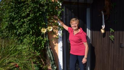 Bild: gi
Annelies Rappl freut sich über die Blütenpracht der Königin der Nacht an ihrem über zwei Meter hohen Kaktus.