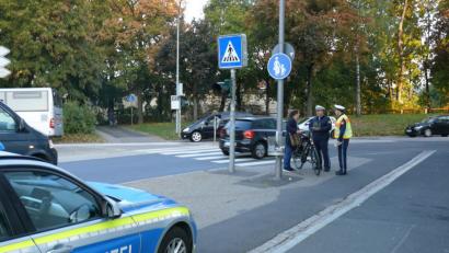 Bild: Polizei Amberg
Kontrolle am Nabburger-Tor-Kreisel: Um den Zebrastreifen zu überqueren müssen Radfahrer hier absteigen.