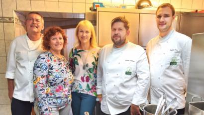 Bild: no
Interessiert schaut die Bürgermeisterin der Gemeinde Birgland, Brigitte Bachmann (Dritte von links), dem Küchenteam im Gasthaus Laurer über die Schultern.