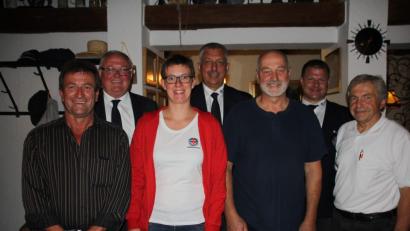 Bild: frd
Das neue Führungstrio der Wasserwacht-Ortsgruppe bilden (vorne, von links) Vorsitzender Reinhard Klein, Jugendleiterin Martina Baumer, und Technischer Leiter Ludwig Fleischmann. Ortsgruppenarzt ist Dr. Adolf Ried (rechts). Die erfolgreiche Personalie würdigten (hinten, von links) Bürgermeister Heinz Weigl, der Technische Leiter der Kreiswasserwacht Roland Vogt und Wasserwacht-Kreisvorsitzender Wolfgang Dantl.