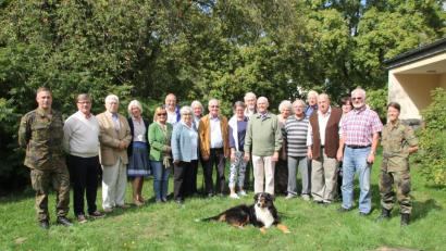 Bild: frd
Der frühere Generalmajor Eberhard Wetter (Achter von rechts) hat dem "Wetter-Treffen" seinen Namen gegeben. Bei der Neuauflage freute er sich über die Treue seiner Kameraden, die sich bereits zum 44. Mal eingefunden haben.