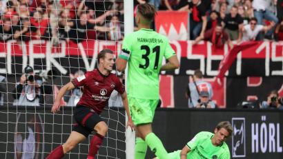 Bild: agentur_dpa
Da ist sein erstes Tor: Nürnbergs Youngster Törles Knöll (links) bejubelt das 2:0 gegen Hannover 96. Bild: Daniel Karmann/dpa