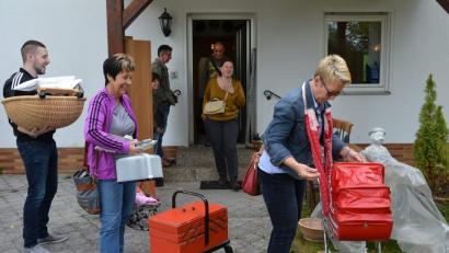 Bild: ath
Silvia Hauer staunt über diesen knallroten „Retro“-Puppen-Kinderwagen und lässt ihn keine Sekunde länger stehen vorm Haus von Heike Mincolellis Vater in der Adalbert-Stifter-Straße. Zumal die Ursensollenerin mit dem Kauf Gutes fürs Tierheim tut, aus dem sie selbst erst zwei Katzen geholt hat. Die kann sie jetzt anstelle von Puppen in den Kinderwagen setzen, der der Tochter des Hauses (Bildmitte) einst selbst gehörte, wie diese entzückt erzählt.