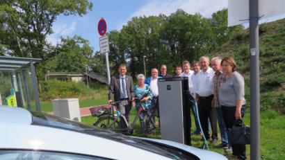 Bild: adj
Bürgermeister Ernst Schicketanz (links), der das Elektrorad der Gemeinde mitgebracht hat, und Helmut Wächter (Dritter von rechts), mit den Vertretern des Gemeinderats bei der Eröffnung der neuen Ladestation.