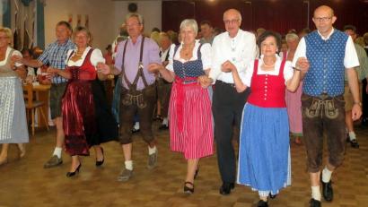 Bild: ame
Jeder Volkstanz beginnt mit einem Auftanz, einer Art Polonaise.