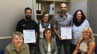 Bild: weu
Zum ersten Planungstreffen kamen Charlotte Pelka von der Lernenden Region, Maria Dirnberger von der Freiwilligenagentur Integration und Engagement (sitzend, von links) und Claudia Leitzmann von LdE Bayern (stehend, Zweite von links) an die Mittelschule, um mit Rektorin Träxler (rechts) und den Lehrkräften Christine Schießl, Christian Schießl und Mario Schiegerl-Höldrich (von rechts) das weitere Vorgehen zu besprechen.