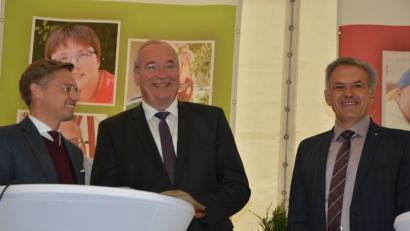 Bild: jr
Beim Podiumsgespräch mit dabei: Von links MdL Tobias Reiß, Bezirkstagspräsident Franz Löffler und Bürgermeister Roland Grillmeier.