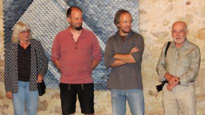 Bild: Dagmar Williamson
Sabine Weber, Christian Heß, Johann Sturcz und Georg Pickl (von links) eröffnen die 6. Kastler Kunsttage im Steinstadel.