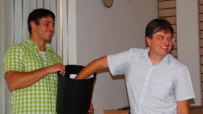 Bild: agr
ArGe-Vize Stefan Dirnberger (links) und Bürgermeister Markus Dauch (Neukirchen-Balbini) beim Ziehen der Gewinner.