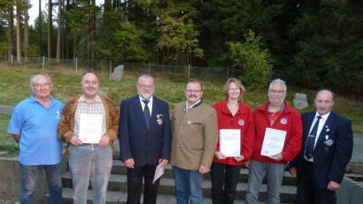Bild: bir
Technischer Leiter Siegfried Walter (links), Vorsitzender Engelbert Träger (rechts) und Bürgermeister Alfred Stier (Mitte) bedankten sich besonders bei Norbert Hübner, Martin Vogl, Martina Walter und Raimund Walter (von links) für treue Dienste.