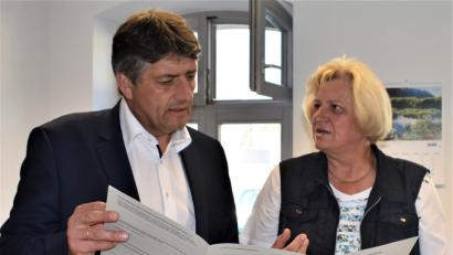 Bild: rgr
Jeden dritten Dienstag im Monat bietet Hildegard Haupt Beratungen bei Patientenverfügung und Vorsorgevollmacht an. Start ist am 16. Oktober. Bürgermeister Edgar Knobloch freut sich über das Angebot.