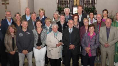 Bild: Dobmeier
Ihr Eheversprechen erneuerten zahlreiche Ehejubilare beim Dankgottesdienst in St. Marien Rothenstadt mit Pfarrer Heribert Englhard (rechts).