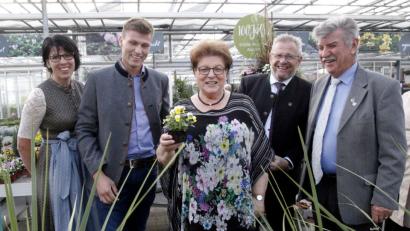 Bild: Hirsch
Bei einem Rundgang überzeugte sich Landtagspräsidentin Barbara Stamm (Mitte) von der Vielfalt der herbstlichen Pflanzen. Sandra und Christian Irrgang sowie Oberbürgermeister Andreas Feller und stellvertretender Landrat Jakob Scharf (vonl links) begleiteten sie.