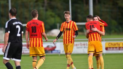 Bild: Alfred Schwarzmeier
Grafenwöhrer Jubel nach dem 2:0: Patryk Bytomski, Torschütze Alexander Dobmann, Maximilian Kaufmann und Johannes Renner (von rechts) freuen sich über die Vorentscheidung im Aufsteigerduell gegen den FC OVI-Teunz.