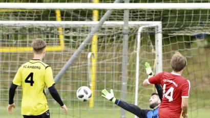 Bild: Hubert Ziegler
Unhaltbar für den Amberger Torhüter Dominik Haas (rechts hinten) verwandelt der Hahnbacher Fabian Brewitzer zur 1:0-Führung. Der Amberger Innenverteidiger Mario Schmien (links) kam zu spät und konnte nicht mehr rettend eingreifen.