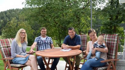 Bild: bnr
Wieder haben sich zwei Familien für die Pfreimdtalgemeinde entschieden. Bürgermeister Martin Schwandner (Zweiter von rechts) übergab das Baukindergeld aus dem Gemeindesäckel. Darüber freuten sich von links: Stefanie Lorenz und Josef Giehl. Sohn Max hat den Termin verschlafen. Freuen durften sich auch Susanne Pröls und Sohn Maximillian. Wolfgang Jungwirth war bei diesem Termin verhindert.