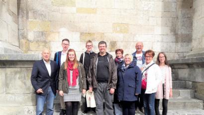 Bild: tu
Die Pleysteiner Kirchenchormitglieder haben sich am Diözesantag im Dom in Regensburg beteiligt. David Kirschsieper (Zweiter von links), erhält dabei das Zeugnis für die bestandene Orgelprüfung C.