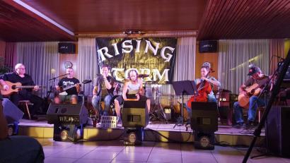 Bild: prh
Rising Storm lieferten zum 35-jährigen Bestehen der Band ein Hammerkonzert ab. Während es im ersten Teil mit Auszügen aus ihrem Projekt "Rock meets Cello" noch relativ ruhig zuging, ließen sie es im zweiten Teil mit einer Reihe von Gastmusikern richtig rockig krachen.