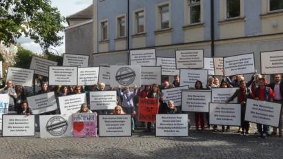 Bild: Kunz
Mitglieder des „Runden Tisches für neues Engagement“ demonstrieren auf dem Schlörplatz laut Veit Wagner gegen die AfD.
