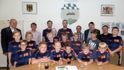 Bild: jml
Freude bei der Siegermannschaft der E-Junioren von der 		Spielgemeinschaft Ehenfeld/Kohlberg. Sie darf sich in das Goldene Buch des Marktes eintragen.