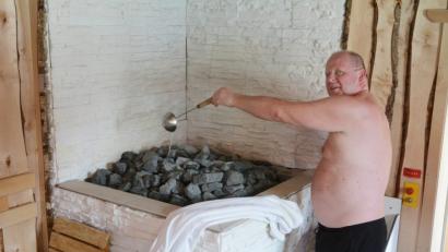 Bild: Gabi Schönberger
Am Tag der Sauna einen Aufguss gefällig? Werner Rockinger kann’s. Er ist Saunameister in der Thermenwelt.