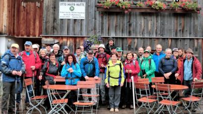 Bild: no
Die Bergwandergruppe der SRK Illschwang vor der 1528 Meter hochgelegenen Otto-Mayr-Hütte, wo sie ihr Quartier bezieht.