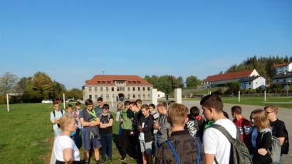 Bild: exb
Die Schüler der Realschule im Stiftland bei ihrem Besuch in Flossenbürg.