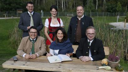 Bild: Hösamer
Landwirtschaftsministerin Michaela Kaniber (vorne, Mitte) trägt sich nach einem Rundgang im Erlebnispark „Wasser-Fisch Natur“ ins goldene Buch der Gemeinde Wackersdorf ein. Flankiert wird sie dabei von Landrat Thomas Ebeling, Bürgermeister Thomas Falter, Christina Bauer, Manfred Wendl und Landtagsabgeordnetem Alexander Flierl (alle CSU, von links).