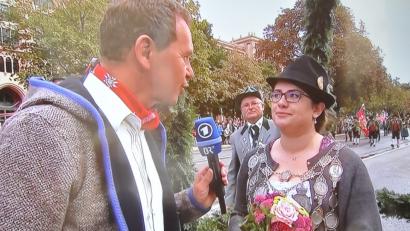 Bild: dob
Landesschützenkönigin Nicole Wittmann erhält sogar ein eigenes Interview mit Moderator Roman Roell in der Maximilianstraße.