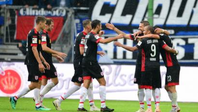 Bild: Daniel Bockwoldt/dpa
Jann George macht mit seinem 5:0 das HSV-Debakel perferkt.
