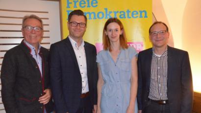 Bild: Kunz
Reinhold Wildenauer, Landtagskandidat Christoph Skutella und Juli-Kreisvorsitzende Jessica Wallner (von links) freuen sich über den Vortrag von Bundestagsabgeordneten Karsten Klein.
