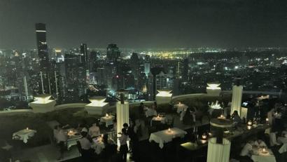 Bild: bz
Der Welt höchstes Dachterrassen-Restaurant findet sich im Sirocco. Die meisten Besucher genießen aber lieber einen Sundowner in der Skybar. Und den Blick auf das nächtliche Bangkok.