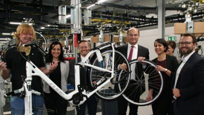 Bild: fpoz
Die Fertigung im neuen Logistikzentrum an der Marktredwitzer Straße steht im Fokus beim Besuch der CSU-Delegation. Im Bild (von links) Firmengründer Marcus Pürner, die designierte Waldershofer Bürgermeisterkandidatin Margit Bayer, Landtagsabgeordneter Tobias Reiß, der bayerische Finanz- und Heimatminister Albert Füracker, Tanja Renner und Matthias Grundler.