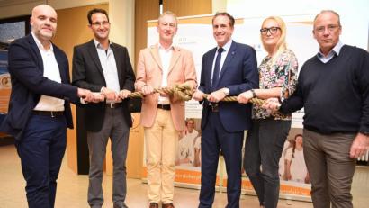 Bild: exb/H.C. Wagner
Der symbolische erste Knoten für das Netzwerk Kontinenz- und Beckenbodenzentrum zwischen dem Klinikum St. Marien Amberg und den Kliniken Nordoberpfalz AG ist geknüpft. Darüber freuen sich (von links) Dr. Thomas Papathemelis, Dr. Wolfram Schief, Dr. Ralf Weiser, Professor Thomas Bschleipfer, Dr. Gabriela Dinu und Dr. Winfried Pruy.