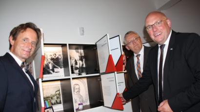 Bild: fph
Oberbürgermeister Oliver Weigel, Bezirksheimatpfleger Professor Dr. Günter Dippold und Museumsleiter Volker Dittmar (von rechts) staunen nicht schlecht, was die Franken so alles erfunden haben. Zu den patenten Franken gehört selbstverständlich auch Philipp Rosenthal.