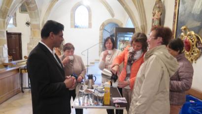 Bild: jzk
Auch Pfarrvikar Dr. Joseph Meenpuzhackal probierte ein Tasse von fair gehandeltem Kaffee.