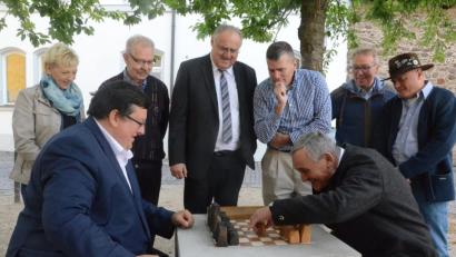 Bild: Kunz
Oberbürgermeister Kurt Seggewiß wagt gegen den Bürgermeister von Marienbad, Martin Kalina, die Spanische Eröffnung.