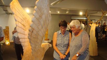 Bild: wmr
Der Adler hat einen Fisch gefangen - das entdecken die beiden Besucherinnen erst bei genauerem Hinsehen.