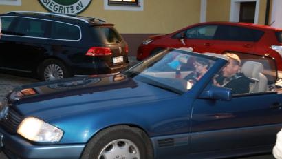 Bild: njn
Mit einem Mercedes-Cabrio fuhr die Dreifach-Weltmeisterin Kerstin Schmidt am Schützenhaus in Siegritz vor.