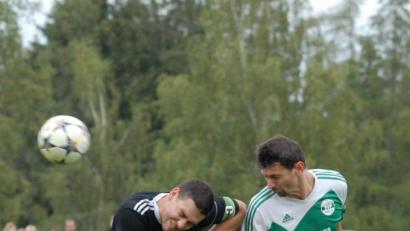 Bild: gb
Der Plößberger Peter Tretter (rechts) gewinnt den Luftkampf gegen Thomas Schieder. Die SpVgg Vohenstrauß kassierte beim 0:1 in Plößberg die erste Saisonniederlage.