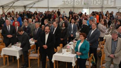 Bild: jr
Voll besetzt ist das Festzelt beim Festgottesdienst.
