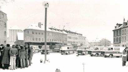 Bild: ref
Kernkraftgegner demonstrierten im Januar 1987 auf dem Kreisverkehr am Nabbugrer Tor gegen die Wiederaufbereitungsanlage. In der Mitte bauten sie einen drei Meter hohen "Kamin" auf, auf dem ein Totenkopf thronte.
